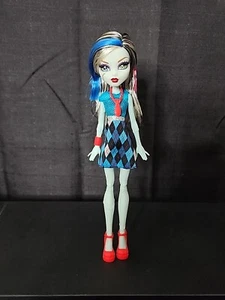 BAMBOLA MATTEL/MONSTER HIGH "FRANKIE STEIN" 2015 10" ABITO BLU CON CRAVATTA ROSSA NUOVA SENZA SCATOLA - Foto 1 di 7
