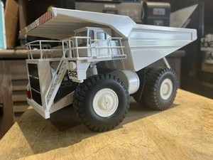 Conrad 1/50th scale Liebherr KL2450, white rock truck - Picture 1 of 19