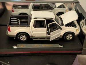 CAPTIVATING FORD EXPLORER SPORT TRACK 1:18 BY MAISTO NIB WHITE 10.5 L NEW PHOTOS - Picture 1 of 24