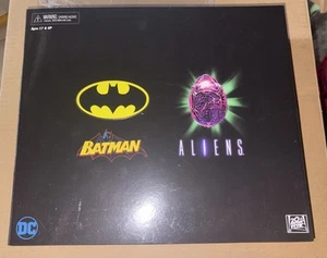 NECA FIGUR HORROR EXCLUSIVE COMIC CON DC BATMAN VS ALIEN 2 PACK - Bild 1 von 2