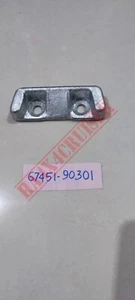 67451-90301 TOYOTA LAND CRUISER PLATE DOOR LOCK STRIKER FJ40 BJ40 - Bild 1 von 2
