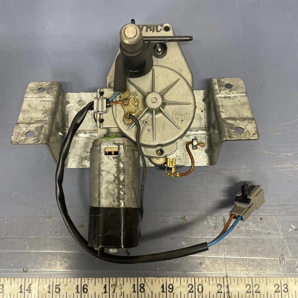 Motor limpiaparabrisas escotilla trasera Chrysler LeBaron & Dodge Lancer 1985-1989 Foto 1 de 4