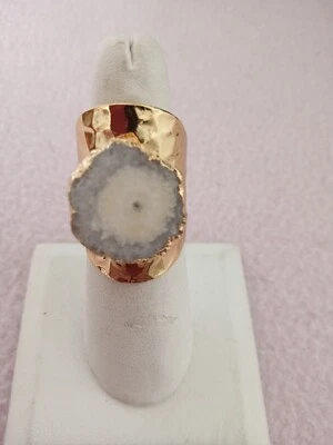 Anillo ajustable de latón con piedra azul y blanca Foto 1 de 4