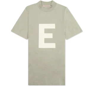 T-shirt maglietta Fear Of God Essentials Big E giovane taglia XL verde schiuma di mare grafica nuova - Foto 1 di 6