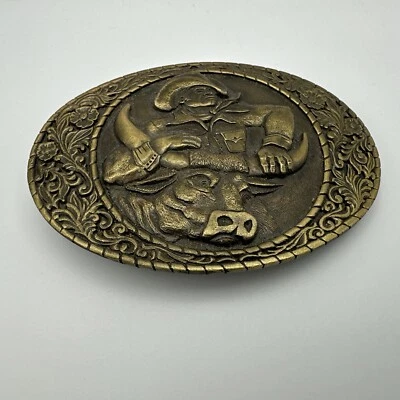 Hebilla de cinturón de vaquero artesanal de metal Indiana 1981 Rodeo Bucking Bronco Bull años 80’s de colección Foto 1 de 4
