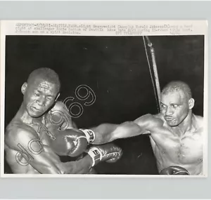 BOXER HAROLD JOHNSON Punches E Cotton FIGHT Knockout SPORTS 1961 Press Photo - Picture 1 of 2