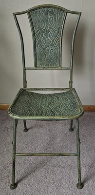 Antigua silla plegable de metal ornamentada en relieve pátina verde decoración de granja vintage Foto 1 de 4