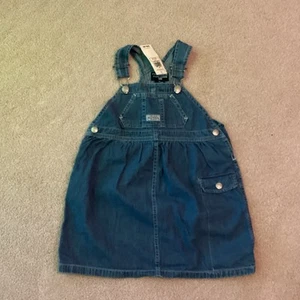 NEU MIT ETIKETT POLO JEANS CO. RALPH LAUREN MÄDCHEN 4T DENIM KLEID, VERSTELLBARE TRÄGER, 2 PKT - Bild 1 von 5