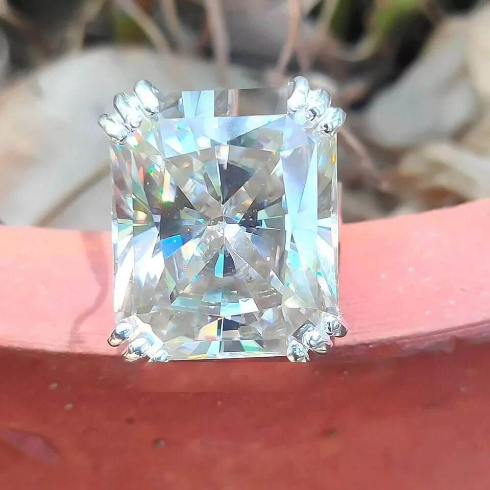 Anillo solitario de oro blanco de 14 k con diamantes de corte radiante certificados de 22,70 quilates Foto 1 de 4