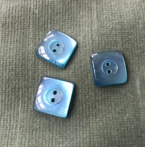 Juego de 3 Plástico Temprano Vintage (¿Lucite?) Botones cuadrados verde azulado iridiscente 1,6 cm - Imagen 1 de 3