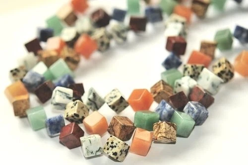M3-13 - 8 MM BUNTE STEINE WÜRFEL STRANG ECK GEBOHRT - Bild 1 von 1