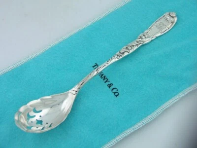 Ложка сервировочная оливковая пирсинговая TIFFANY & CO из чистого серебра ХРИЗАНТЕМА 1880 - Изображение 1 из 4