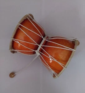 Tamburo Damaru Damru Legno Percussioni Mano Rituale Tradizione Clessidra Musica Marrone - Foto 1 di 17