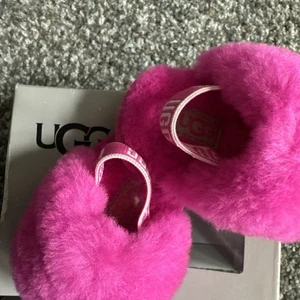 UGG Baby Hausschuhe Größe 0/1 rosa Fluff Yeah Slide Sandale Kleinkind - Bild 1 von 16