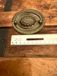 VINTAGE OVALER VERZIERTER SCHUBLADENZUG AUS MESSING 2,5 MITTIG, EXQUISIT - Bild 1 von 3