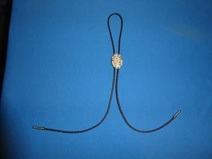 BOLO-KRAWATTE AUS SCHLANGENHAUT MIT BRAUNEM LEDER UND GOLDFARBENEN METALLENDEN - Bild 1 von 7