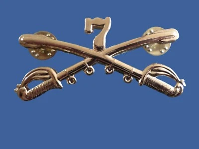 SOMBRERO DE METAL DE CABALLERÍA MILITAR DE EE. UU. INSIGNIA PIN SABLES CRUZADOS ESPADAS GEORGE CUSTER Foto 1 de 4