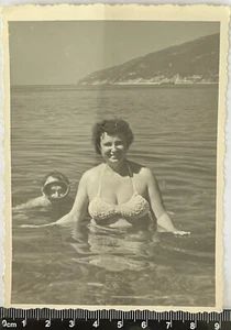 Junge Frau im Badeanzug Strand Dame Frau im Bikini, Mann in Tauchmaske #3926 - Bild 1 von 3