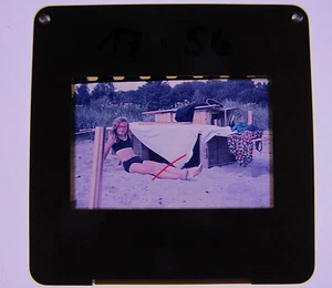 schöne junge Frau Mädchen Girl am Strand Farb Dia - Bild 1 von 3
