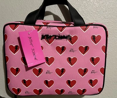 Bolso de Maquillaje Cosméticos Betsey Johnson Bow Weekender Corazones Rosados Nuevo con Etiquetas Foto 1 de 4