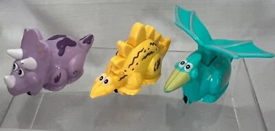 Dinosaur Land Time de cuerda púrpura amarillo y verde azulado con ruedas rodantes Foto 1 de 4