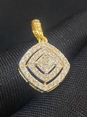 Impresionante colgante redondo de diamantes de corte brillante de 0,62 quilates con halo doble en oro de 14 quilates Foto 1 de 4