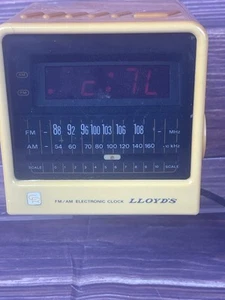 Reloj despertador radio FM/AM Lloyd's vintage cubo de plástico amarillo CR funciona muy bien J303 - Imagen 1 de 10