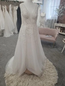 Stunning A Line Lace And Beaded Wedding Dress Ivory Size UK 14 (New Zip Needed) - Picture 1 of 5