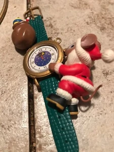 LUSTRE FAME/NOT ENESCO CHRISTMAS ORNAMENTSANTA MOUSE ON GREEN WRISTWATCH NEW - Picture 1 of 8