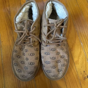UGG Neumel 1127851 Mini-Stiefeletten aus Wildleder mit geprägtem Logo kastaniefarben Damengröße 10 - Bild 1 von 8