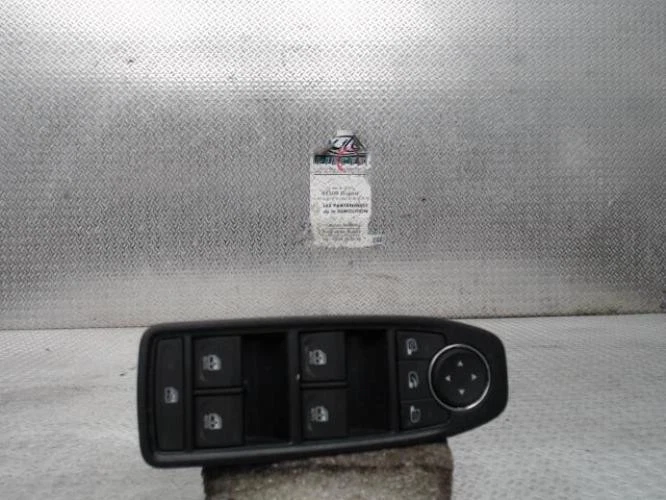 Interrupteur de leve vitre avant gauche RENAULT CLIO 5 PHASE 1 254102693R - Photo 1/1