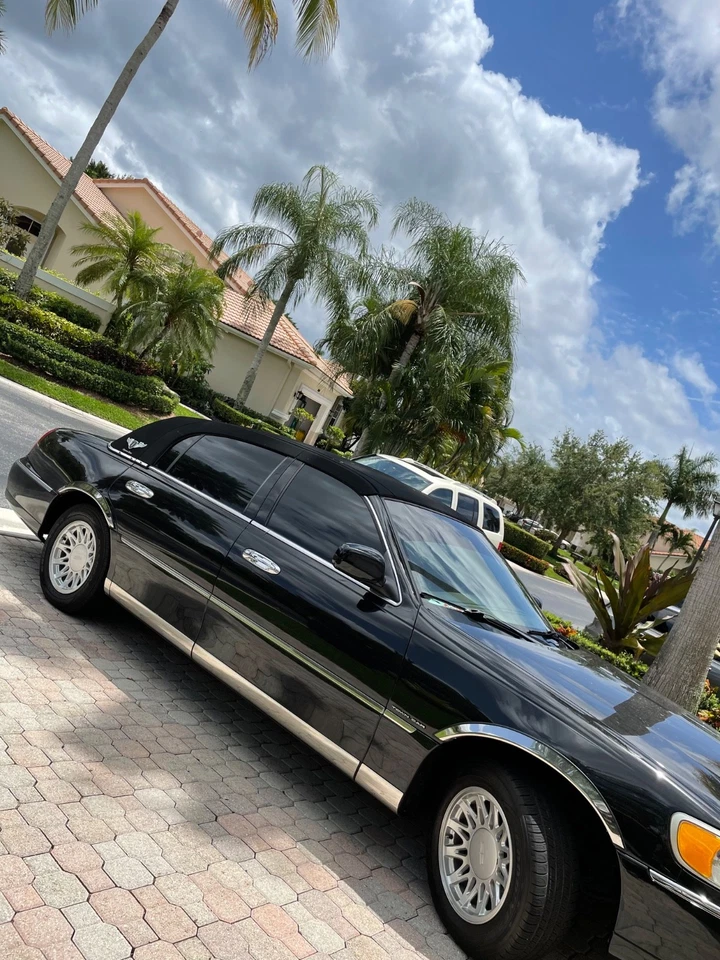 Lincoln Town Car 2000  - Image 1 of 4