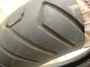 130/90 R10 61J   1x  VEE RUBBER  pneumatico Scooter Vespa strada usato 4 mm - Foto 1 di 3