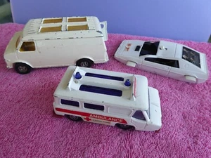 LOT DE 3 CORGI GT BRITAIN LOTUS ESPRIT 007 + CHEVROLET VAN + AMBULANCE MOTORWAY - Foto 1 di 12