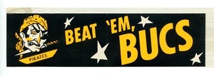 Adesivo originale vintage Pittsburgh Pirates Beat 'EM Bucs 7 3/8 x 2 pollici nuovo con etichette - Foto 1 di 1