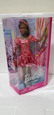 Barbie Muñeca de Moda Estilo De Lujo #6 - Vestido de Fiesta Coral Metálico, Joyería Plateada Foto 1 de 4