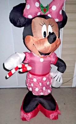 Bowtique inflable soplado por aire de Minnie Mouse de Disney sosteniendo un bastón de caramelo - 5 pies de alto Foto 1 de 2