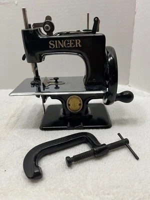 Vintage Singer Sew Handy Childrens Sewing Machine Model 20 - Image 1 of 4