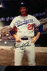 TOMMY JOHN AUTOGRAPHED 8 X 10 PHOTO NEW YORK YANKEES WHITE SOX DODGERS - Picture 1 of 1