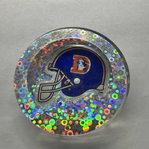 Adesivo olografico vintage Pog Slammer NFL Denver Broncos plastica 1,5 pollici retrò - Foto 1 di 2