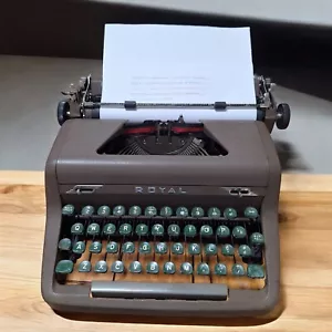 50er Jahre Royal Quiet de Luxe tragbare Schreibmaschine mit Koffer grüne Tasten FUNKTIONIERT - Bild 1 von 24