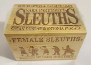SARA PARETSKY'S FEMALE SLEUTHS 4 CASSETTE BOX - 1998 ISSUE - SOUNDELUX - NEW - Foto 1 di 4