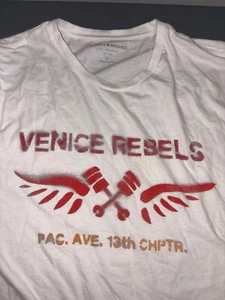 T-Shirt Lucky Brand Venice Rebels Pac Ave 13° Capitolo Taglia Large Bianca - Foto 1 di 4
