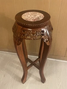 Antigua mesa de pedestal de mármol de palo de rosa rojo ornamentado tallado chino - Imagen 1 de 7