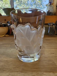Vaso de cristal esmerilado vintage firmado Lalique Francia hojas de roble - Imagen 1 de 8