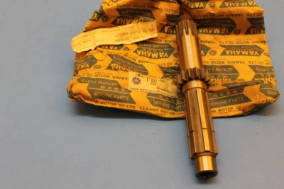 NOS YAMAHA IT250 IT400 MAIN AXLE PART# 2K9-17411-00-00 - Image 1 of 4