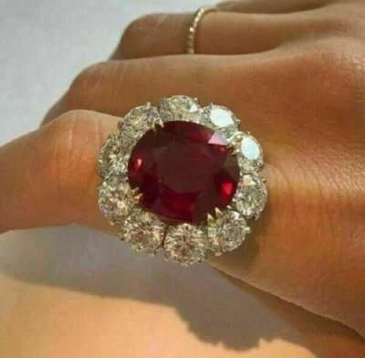 Anillo de compromiso con halo de diamantes rubí rojo creado en laboratorio de 3 quilates en acabado de oro blanco de 14 quilates Foto 1 de 4