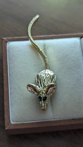 Beautiful Gold Tone Fashion Mouse Pin with Emerald Eyes 2 in moveable tail - Picture 1 of 6