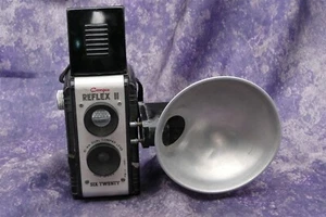 Cámara TLR Reflex con flash Compco Reflex II de plástico 620 con doble lente - Imagen 1 de 4