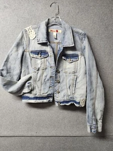 1. Kiss Denim Jeansjacke mit gehäkelten Verzierungen Größe Large - Bild 1 von 7